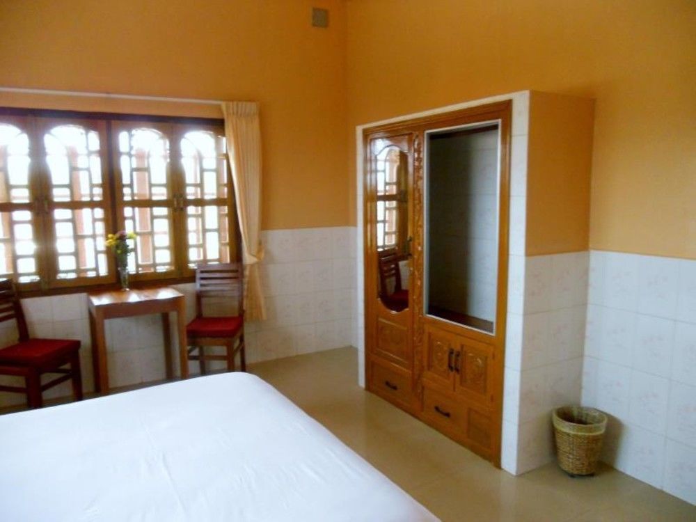 Готель Kampot Manor Екстер'єр фото